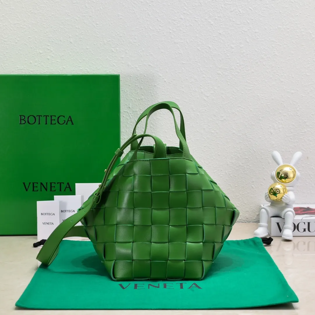 Special price 1600🉐️, Bottega Veneta What can be packed in the new bowling bag? Have you got the new bowling bag? Super large capacity ~ The key is low-key, simple and casual style ~ the fashion sense is not reduced at all. It combines BV's classic woven elements and can also be used for computers. The length of the shoulder straps can be adjusted. It is suitable for tall girls to carry. Boys also have a sunny back☀️ Style number: 7466# Size: 28*21*16